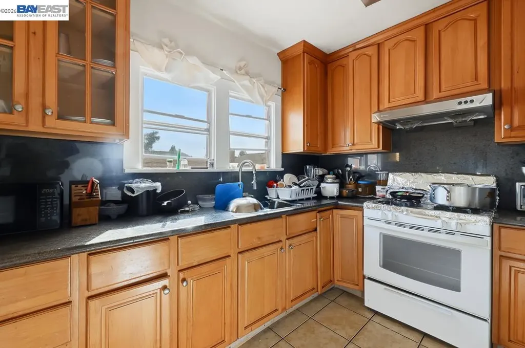 7419 Hillside Street Oakland CA 94605