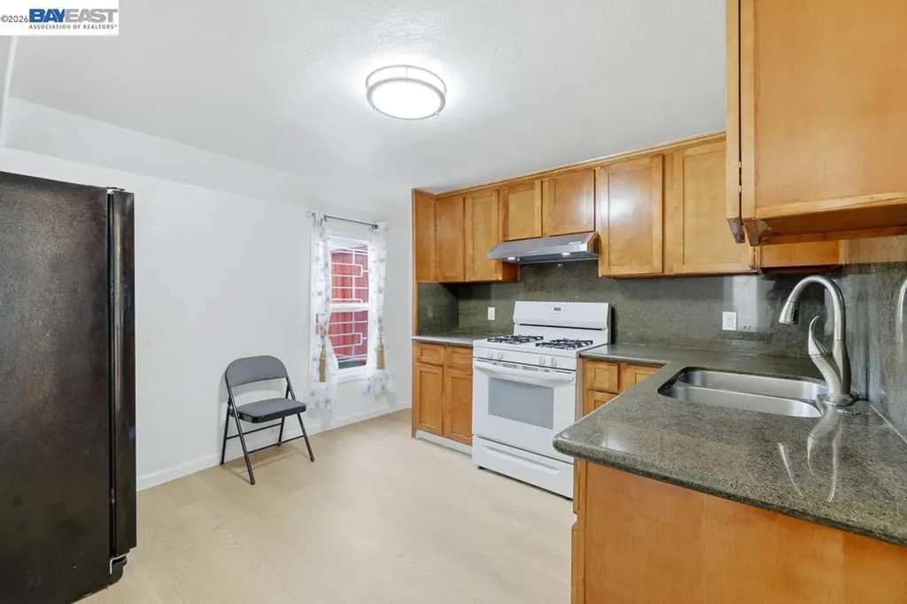 7419 Hillside Street Oakland CA 94605