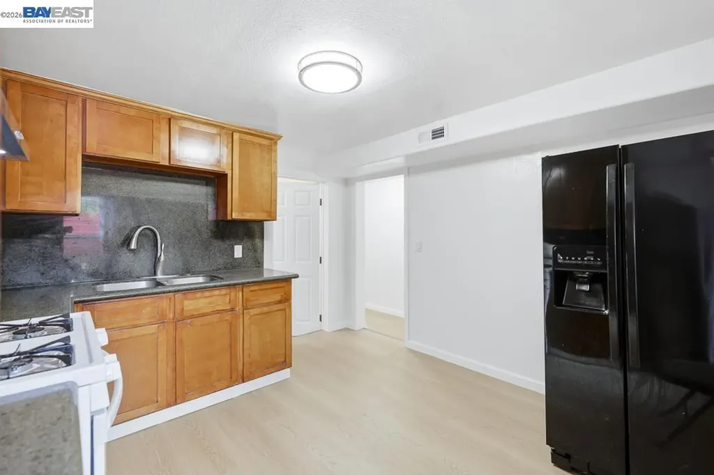 7419 Hillside Street Oakland CA 94605
