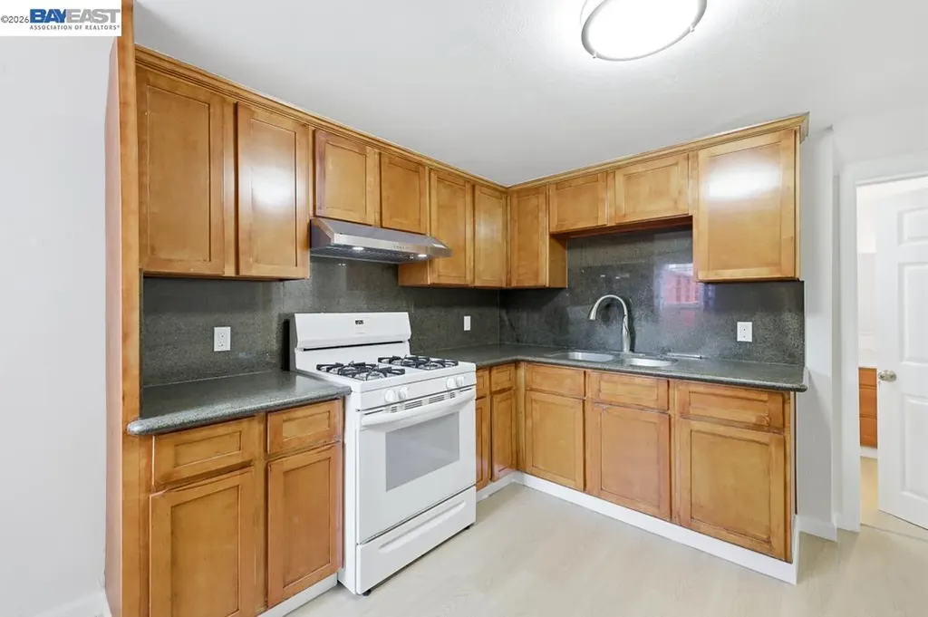 7419 Hillside Street Oakland CA 94605
