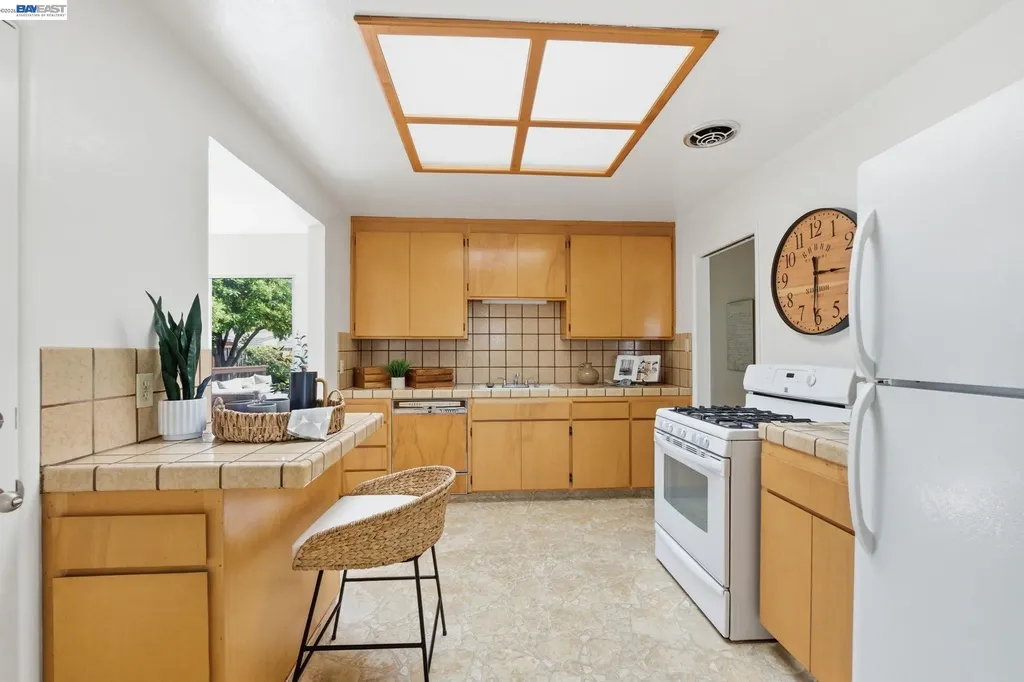 1762 Via Redondo San Lorenzo CA 94580