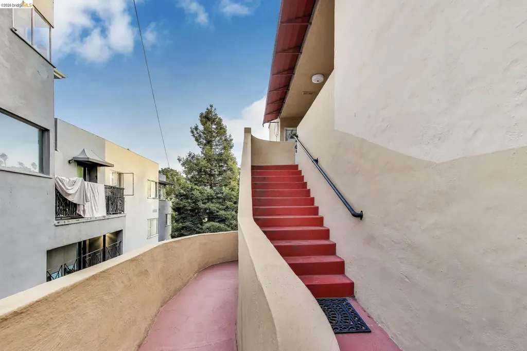 33 Home Place Oakland CA 94610