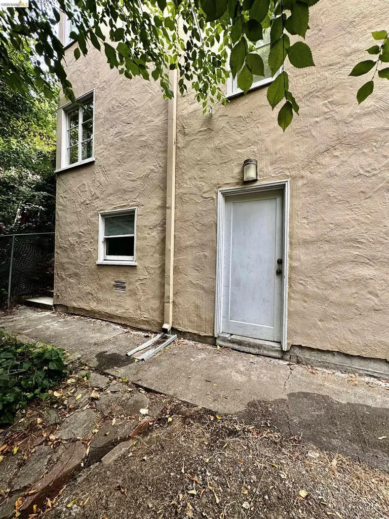 33 Home Place Oakland CA 94610