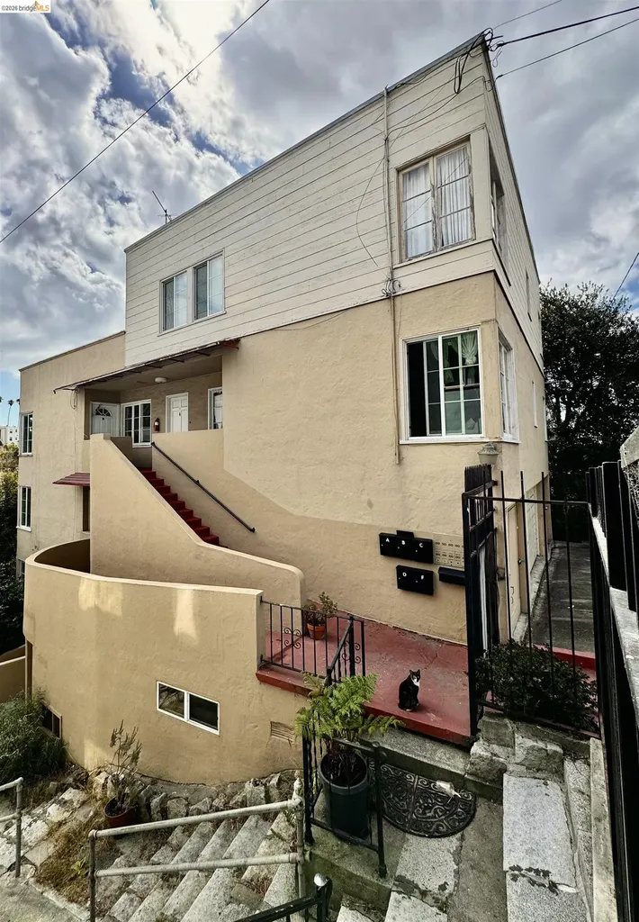 33 Home Place Oakland CA 94610