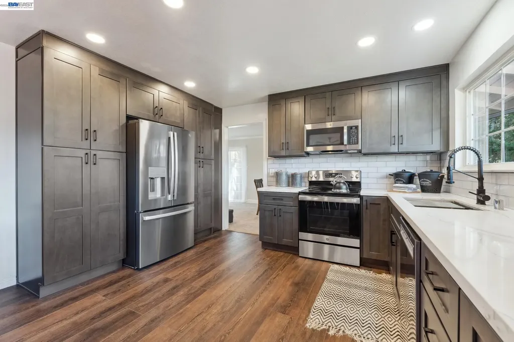 11165 Lochard Street Oakland CA 94605