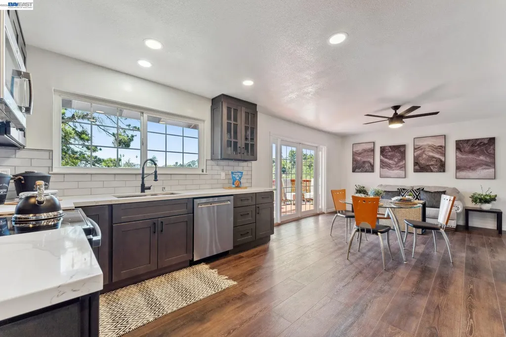 11165 Lochard Street Oakland CA 94605