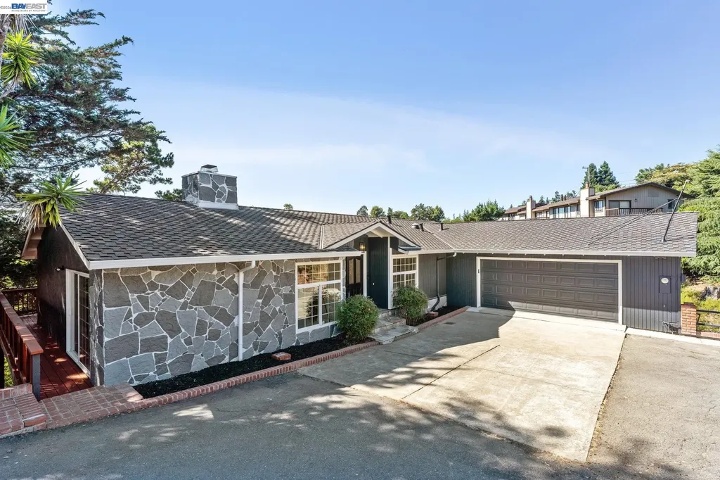 11165 Lochard Street Oakland CA 94605