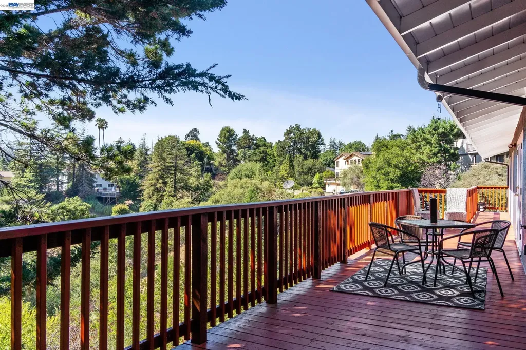 11165 Lochard Street Oakland CA 94605