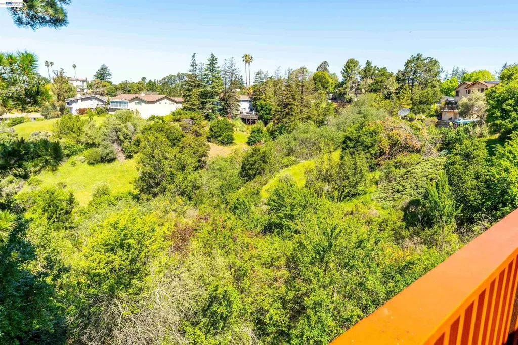11165 Lochard Street Oakland CA 94605