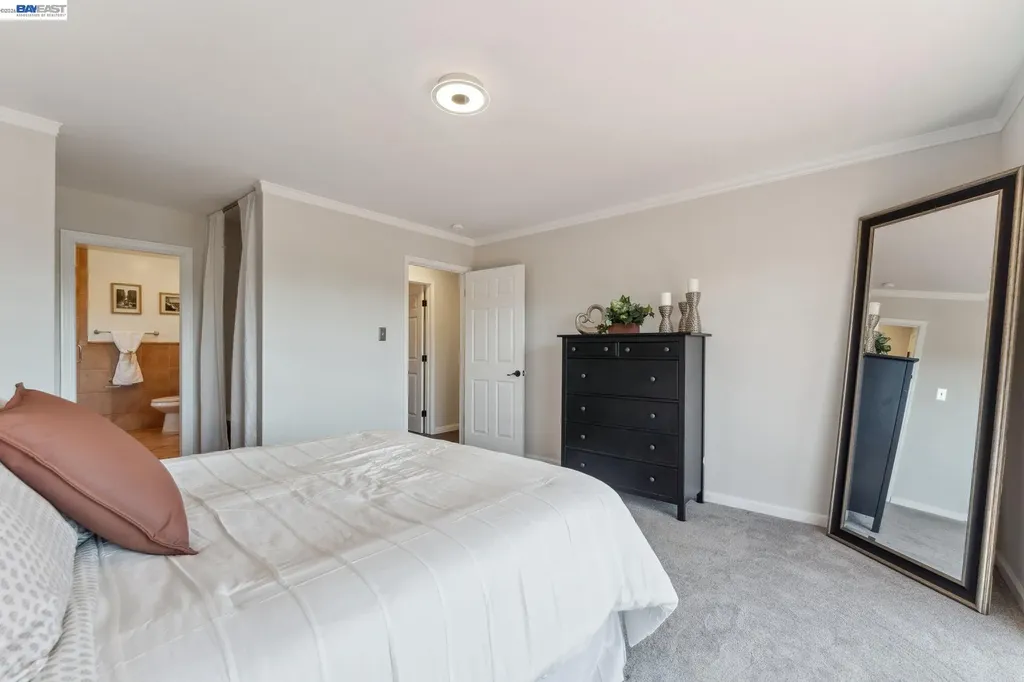 11165 Lochard Street Oakland CA 94605