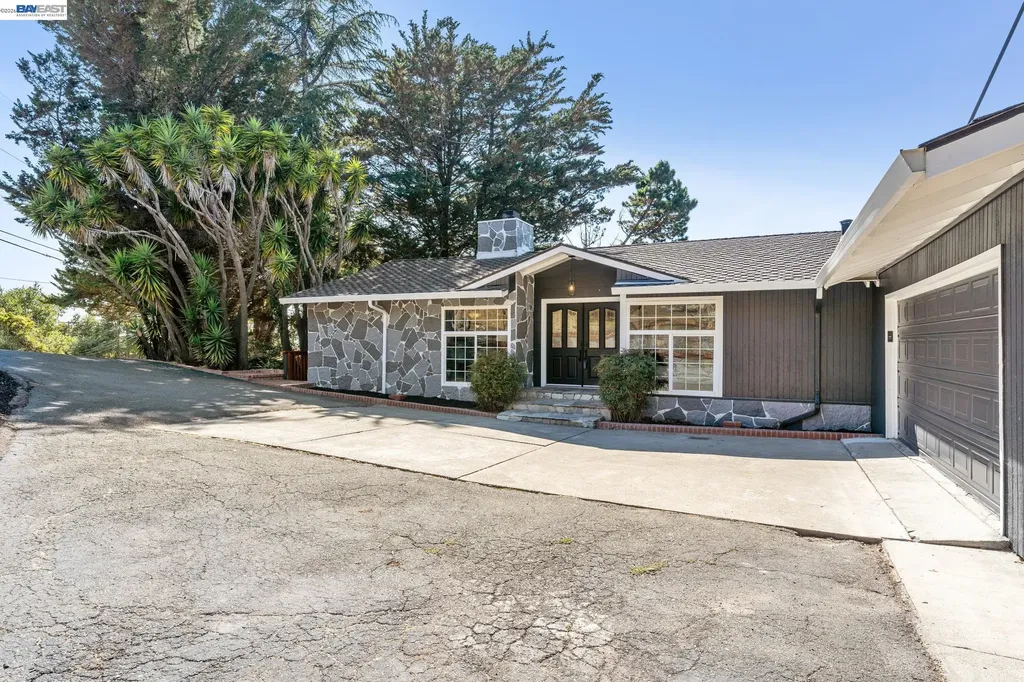11165 Lochard Street Oakland CA 94605