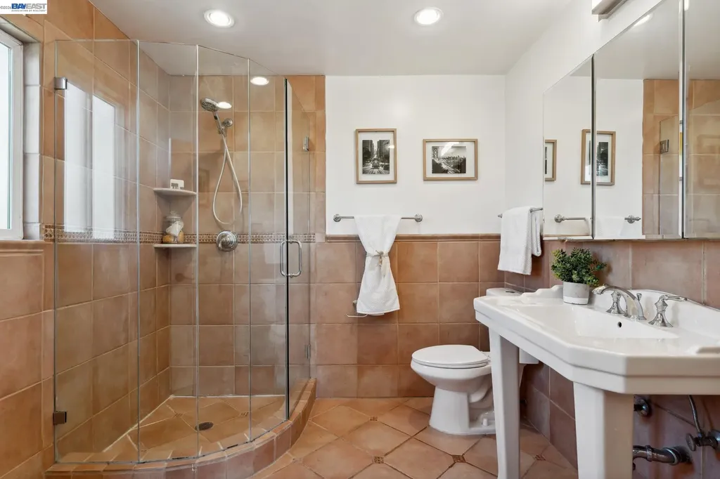 11165 Lochard Street Oakland CA 94605