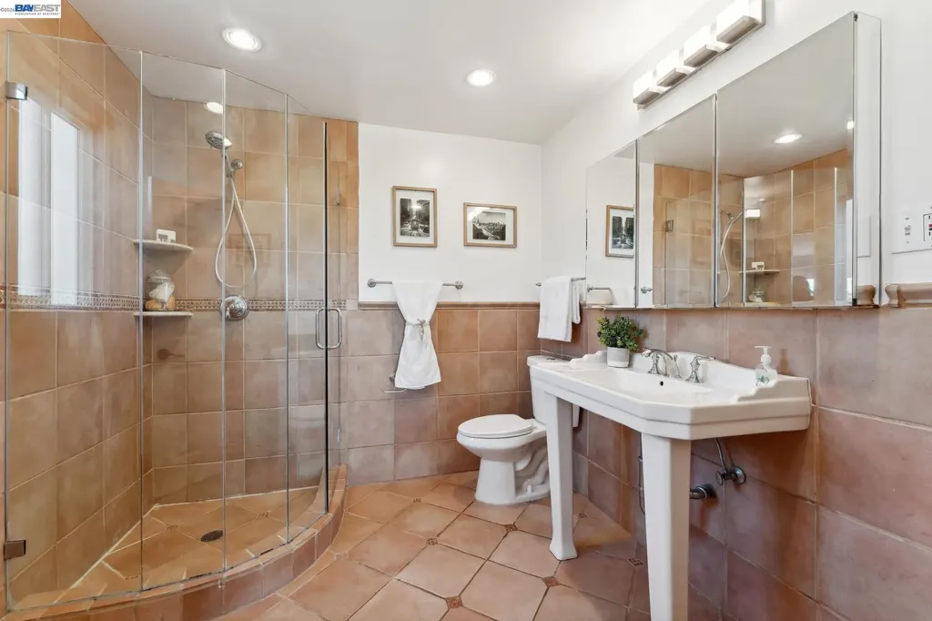 11165 Lochard Street Oakland CA 94605