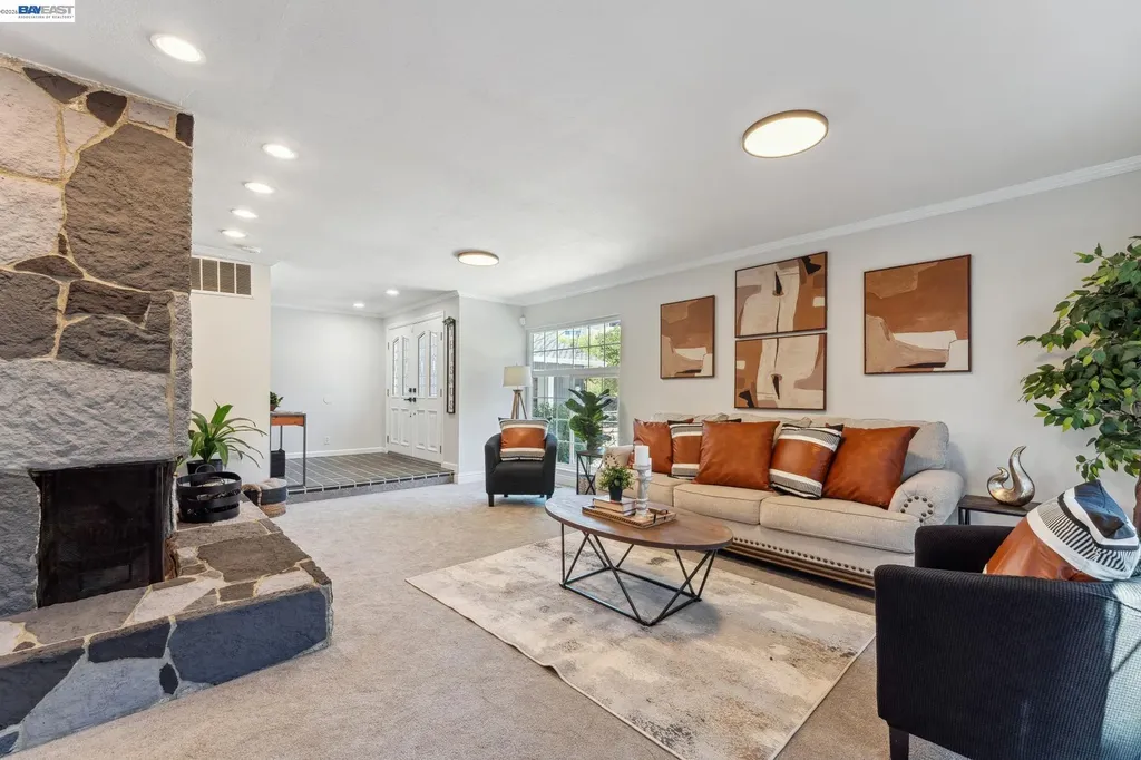 11165 Lochard Street Oakland CA 94605
