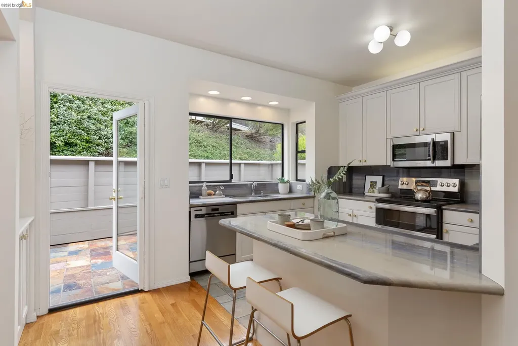 45 Schooner Hill Oakland CA 94618