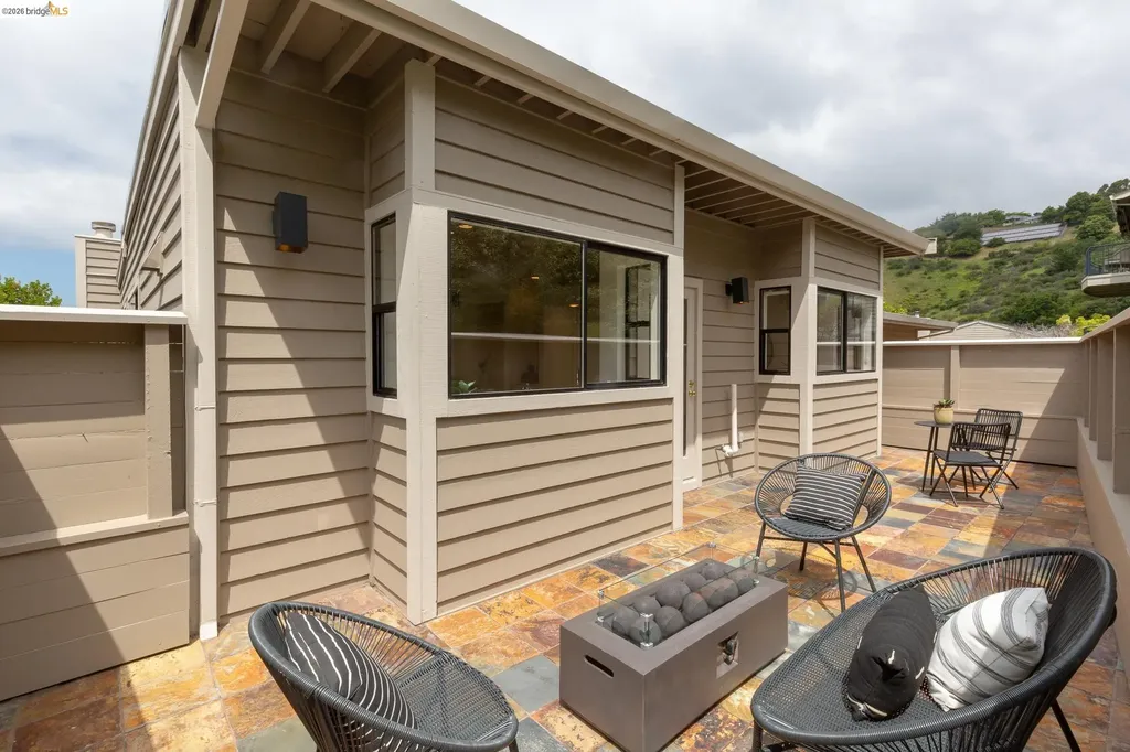 45 Schooner Hill Oakland CA 94618