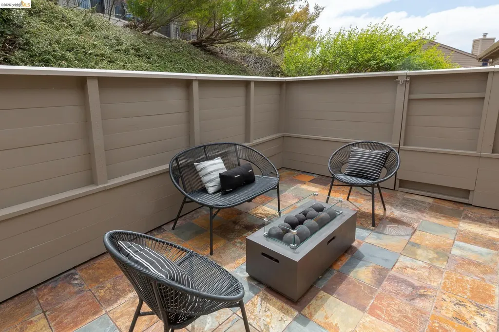 45 Schooner Hill Oakland CA 94618