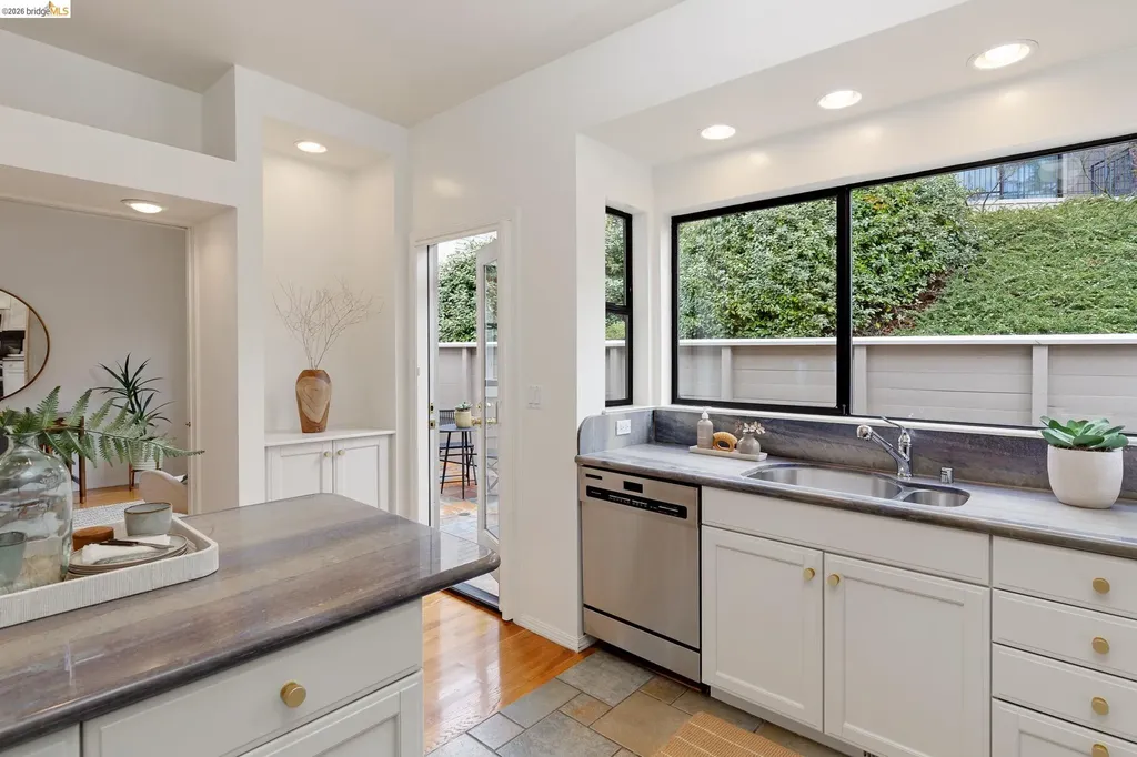 45 Schooner Hill Oakland CA 94618