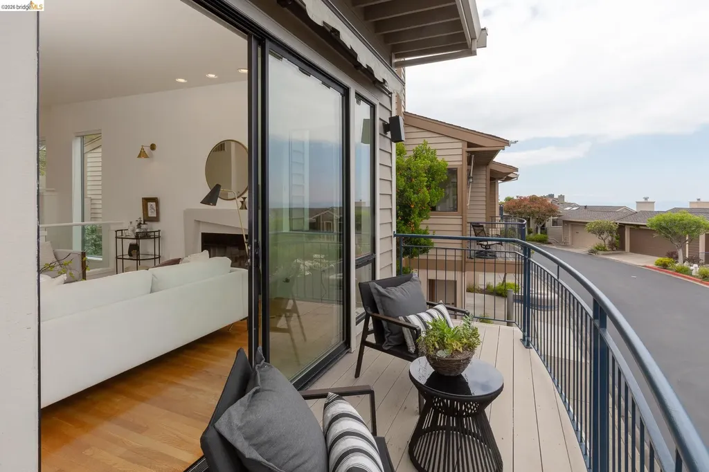 45 Schooner Hill Oakland CA 94618
