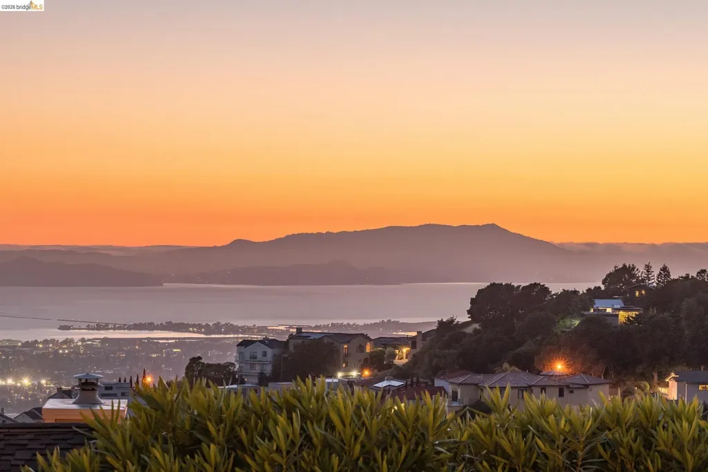 45 Schooner Hill Oakland CA 94618