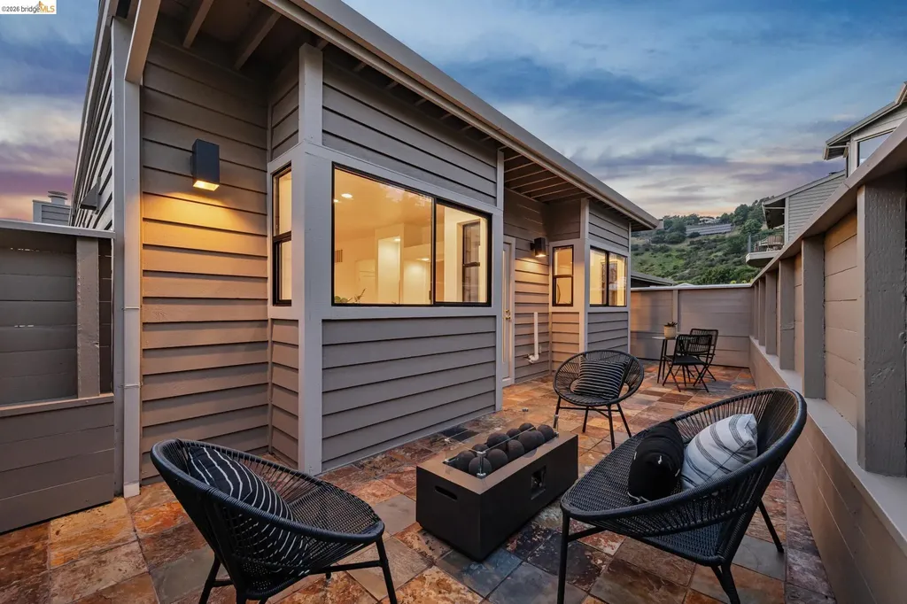 45 Schooner Hill Oakland CA 94618