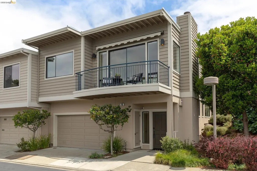 45 Schooner Hill Oakland CA 94618