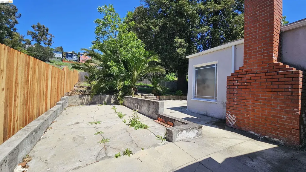 7856 Ney Avenue Oakland CA 94605