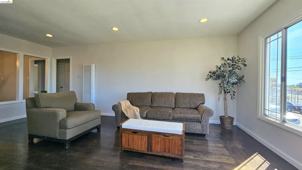 7856 Ney Avenue Oakland CA 94605