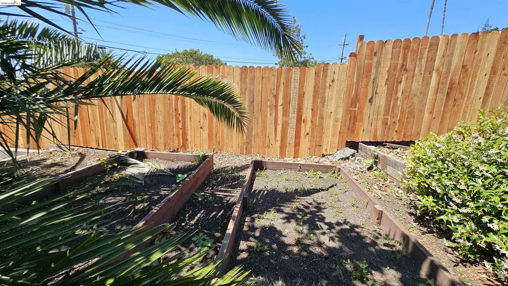 7856 Ney Avenue Oakland CA 94605