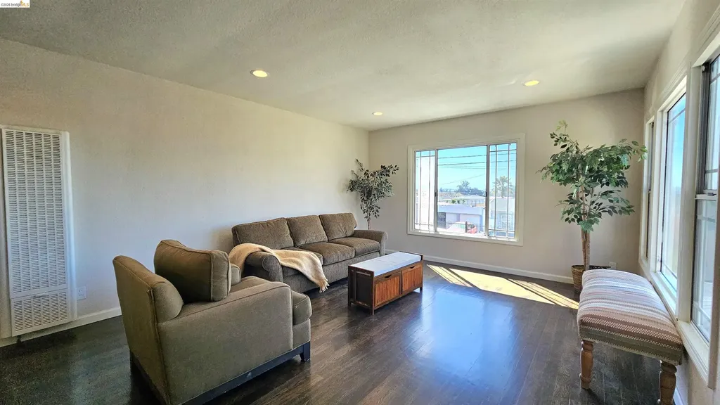 7856 Ney Avenue Oakland CA 94605
