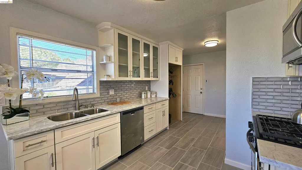 7856 Ney Avenue Oakland CA 94605