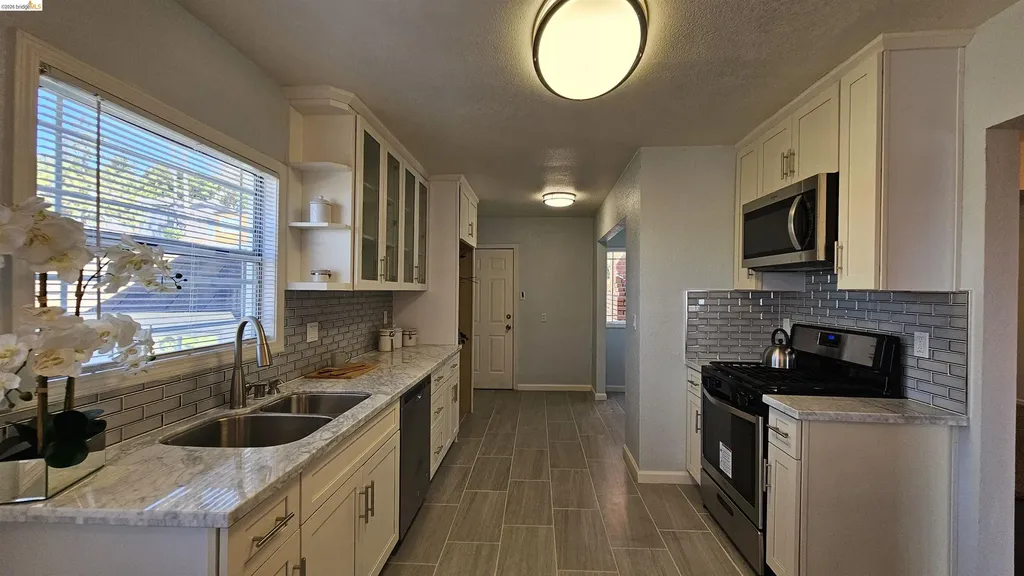 7856 Ney Avenue Oakland CA 94605
