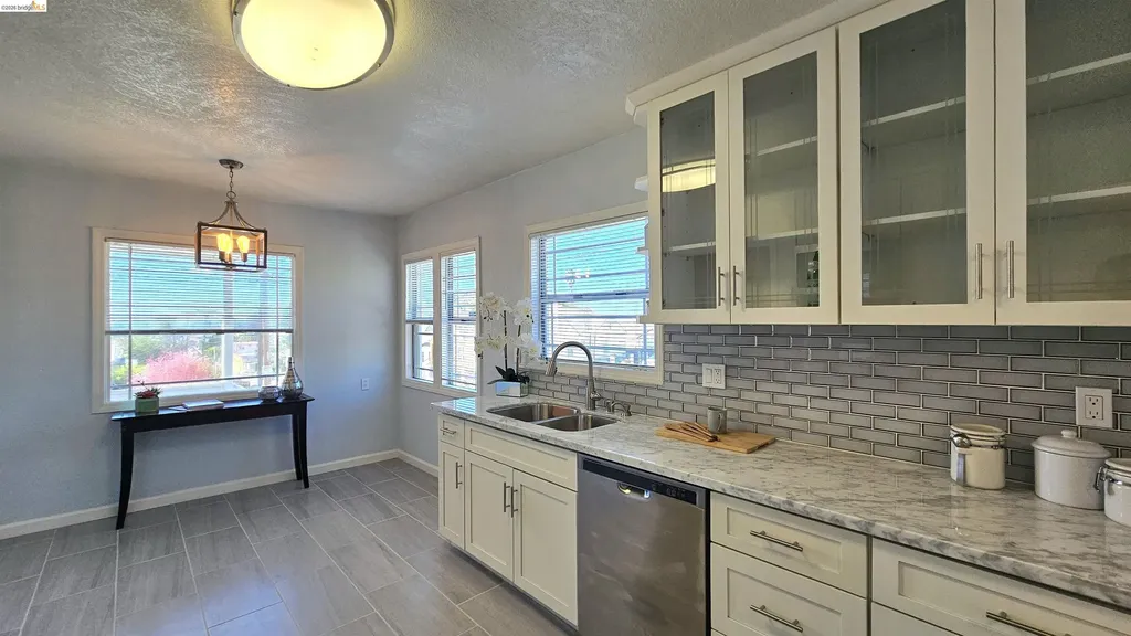 7856 Ney Avenue Oakland CA 94605