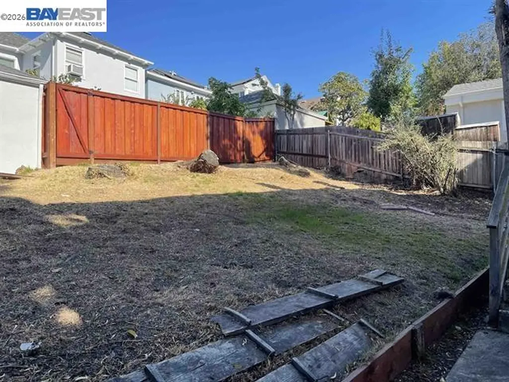 876 Rosemount Road Oakland CA 94610