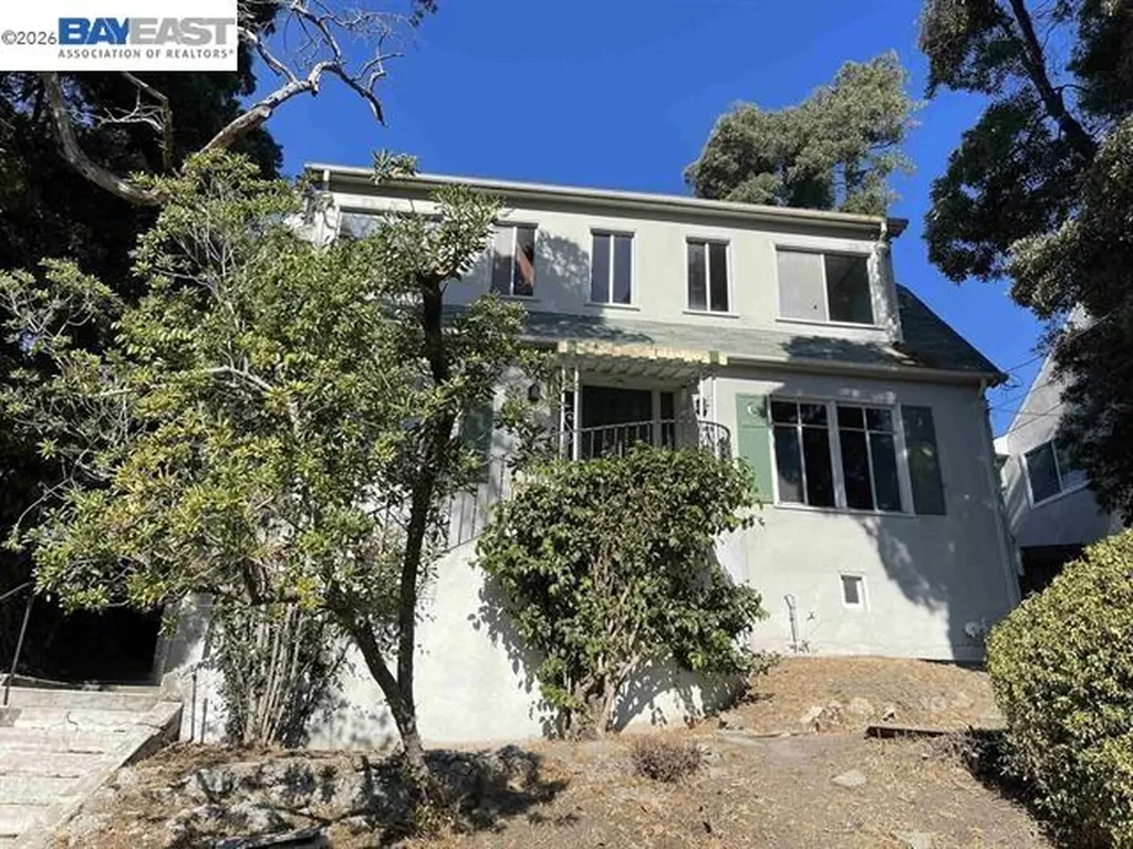 876 Rosemount Road Oakland CA 94610