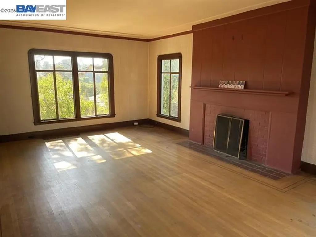 876 Rosemount Road Oakland CA 94610