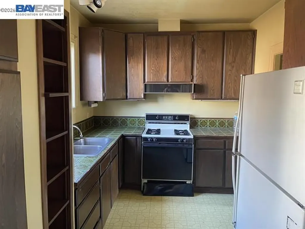 876 Rosemount Road Oakland CA 94610