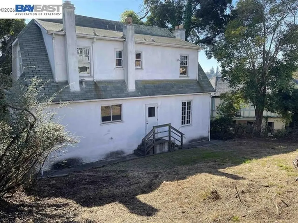 876 Rosemount Road Oakland CA 94610