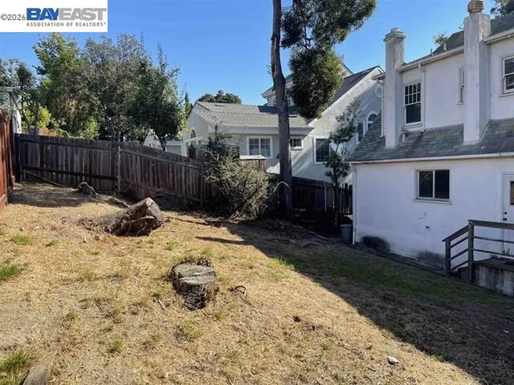 876 Rosemount Road Oakland CA 94610