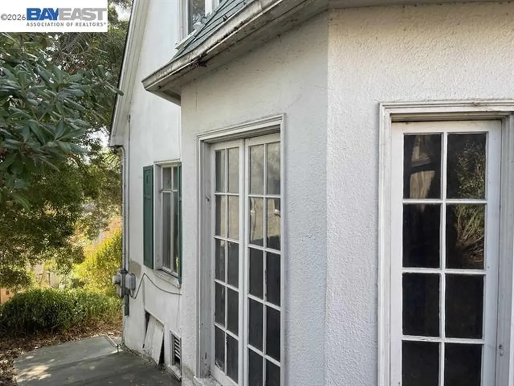 876 Rosemount Road Oakland CA 94610