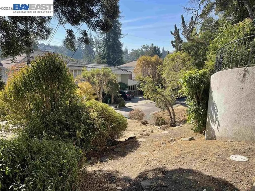 876 Rosemount Road Oakland CA 94610