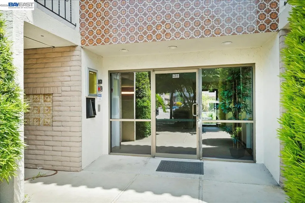 2133 Santa Clara Avenue Alameda CA 94501