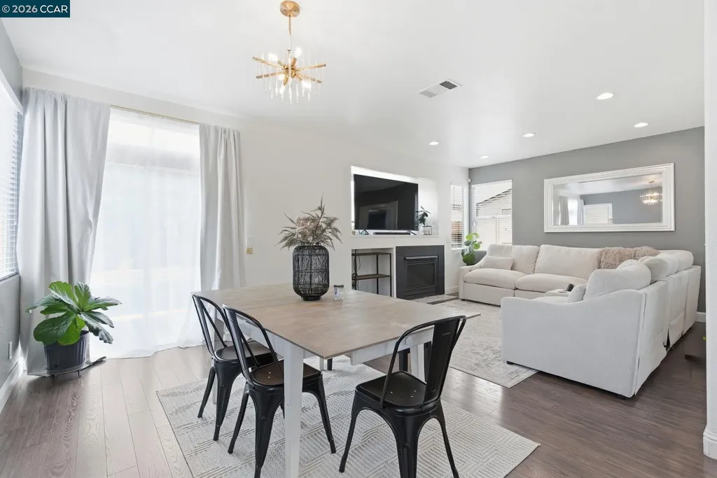 364 Fall Circle Oakley CA 94561