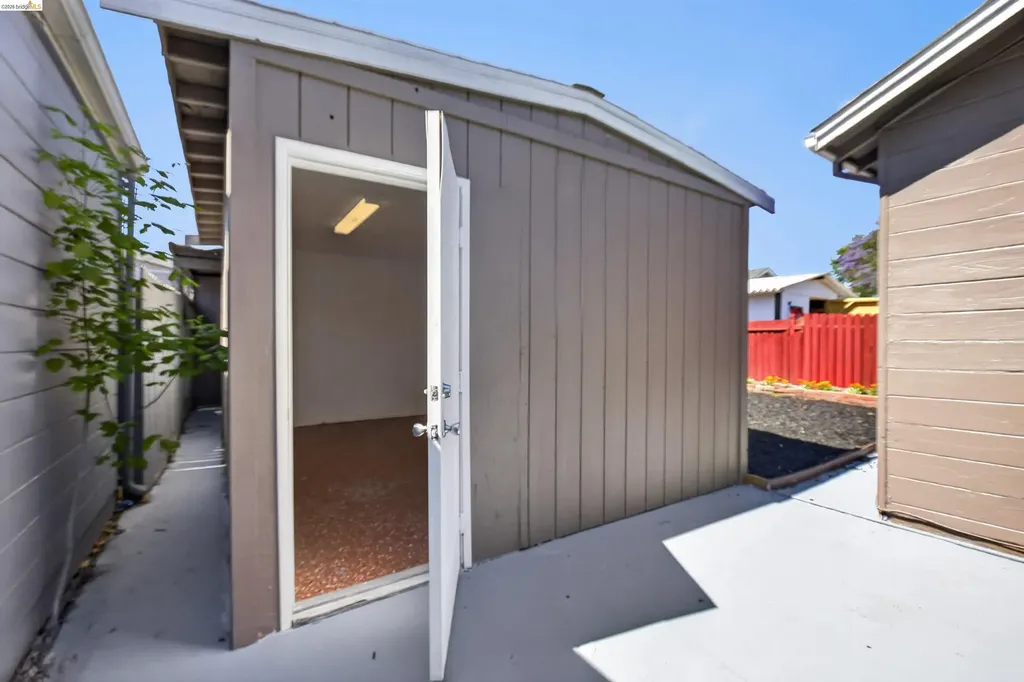 1137 Seminary Avenue Oakland CA 94621