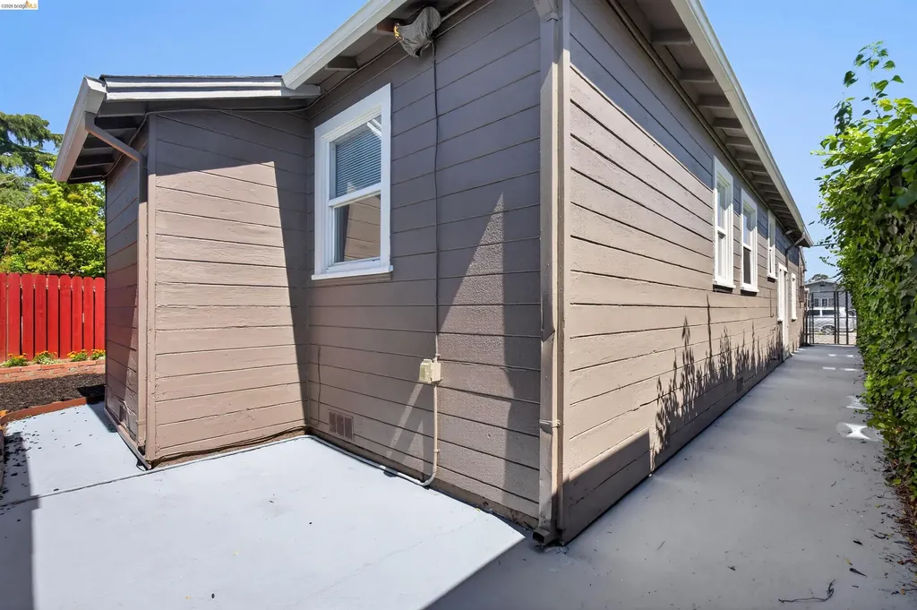 1137 Seminary Avenue Oakland CA 94621