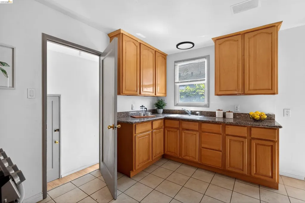 1137 Seminary Avenue Oakland CA 94621
