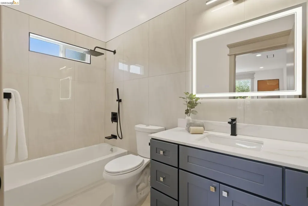 1712 Schiller Street Alameda CA 94501