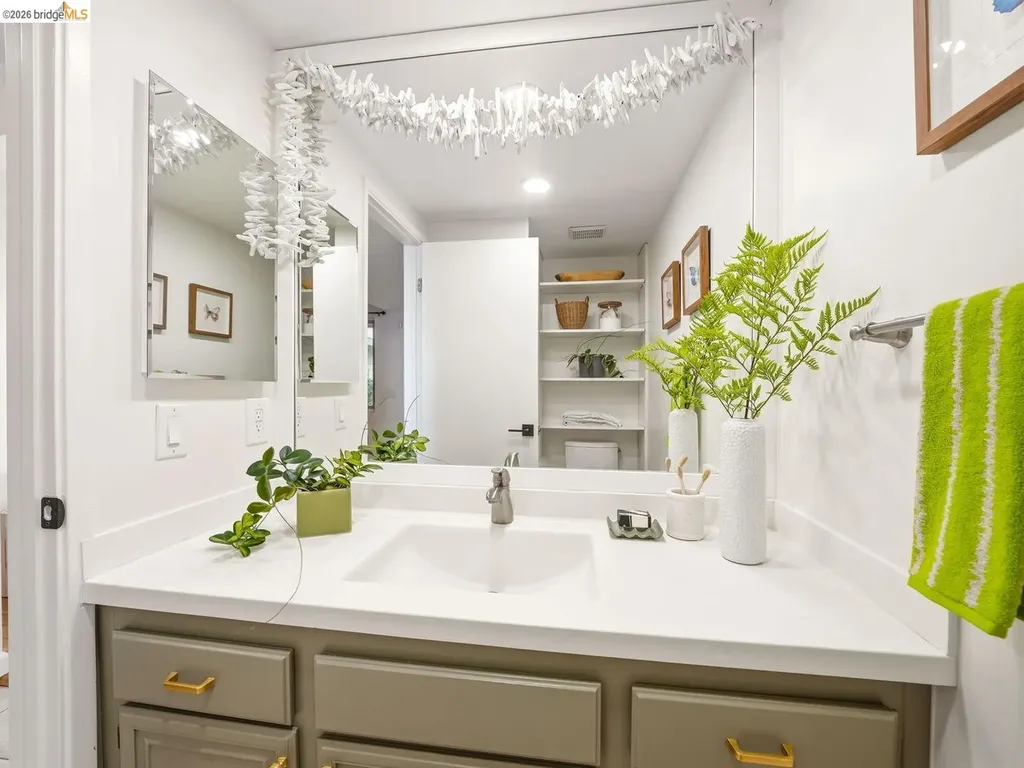 57 Thousand Oaks Street Oakland CA 94605