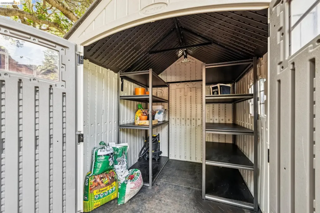 5801 Leona Street Oakland CA 94605