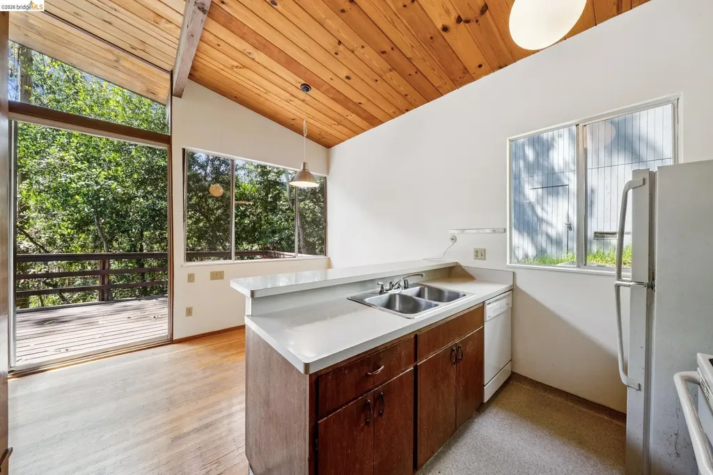6725 Moore Drive Oakland CA 94611